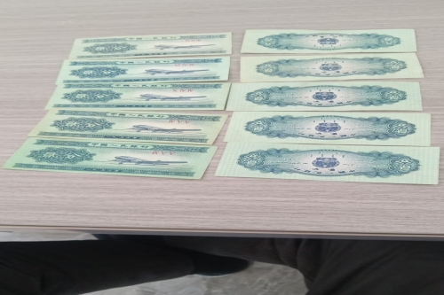 一位来自安嶶省合肥市的罗老师，有一些藏品和老物件，急需出手，有意者联系，价格好商量。