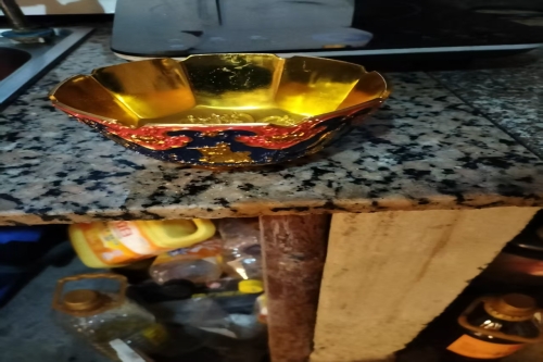 一位来浙江省绍兴市的秦老师，有一些藏品和老物件，急需出手，有意者联系，价格好商量。