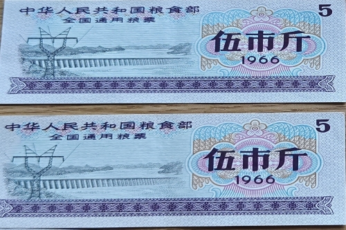 一位来住上海市嘉定区的周老师，有一些藏品和老物件，急需出手，有意者联系，价格好商量。