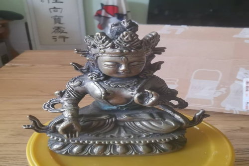 一位来自辽宁省沈阳市的栾老师，有一些藏品和很好的老物件，急需找到爱好的收藏家，有意者请联系我。目前藏友老师比较着急，只要您是真心诚意想要收藏，一切好商量。