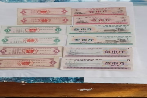 一位来住浙江宁波市的杨老师，有一些藏品和老物件，急需出手，有意者联系，价格好商量。