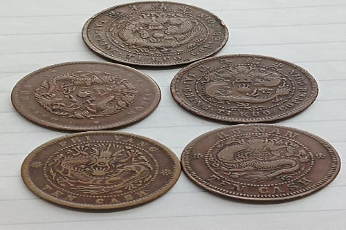 一位来住陕西省宝鸡市的王老师。有一些藏品和老物件，急需出手，有意者联系，价格好商量。