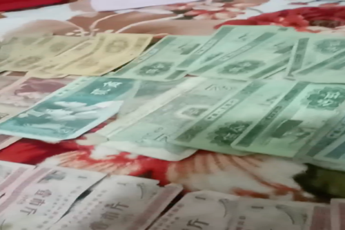 一位来自广州白云区的彭老师，有一些藏品和很好的老物件，急需找到爱好的收藏家，有意者请联系我。目前藏友老师比较着急，只要您是真心诚意想要收藏，一切好商量。