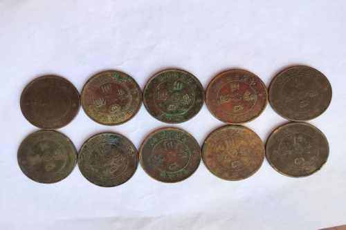 一位来自重庆市奉节县人的李老师，有一些藏品和很好的老物件，急需找到爱好的收藏家，有意者请联系我。目前藏友老师比较着急，只要您是真心诚意想要收藏，一切好商量。