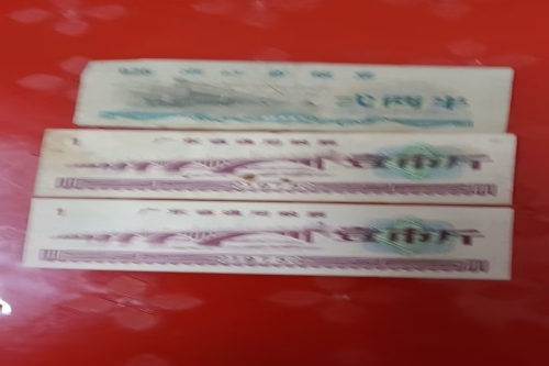 一位来自广东省的莫老师，有一些藏品和老物件，急需出手，有意者联系，价格好商量。