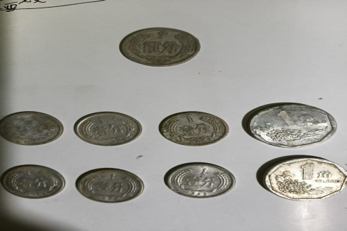 一位来自广西省上林县的吴老师，有一些藏品和很好的老物件，急需找到爱好的收藏家，有意者请联系我。目前藏友老师比较着急，只要您是真心诚意想要收藏，一切好商量。