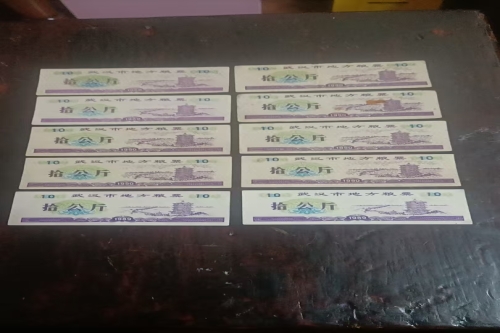 一位来自武汉市武昌区的钱老师，有一些藏品和老物件，急需出手，有意者联系，价格好商量。