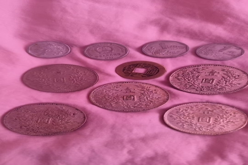 一位来住山东省潍坊市的丁老师，有一些藏品和老物件，急需出手，有意者联系，价格好商量。