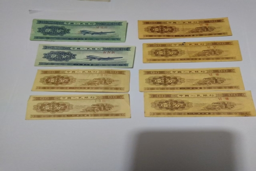 一位来自新疆乌鲁木齐市的李老师，有一些藏品和很好的老物件，急需找到爱好的收藏家，有意者请联系我。目前藏友老师比较着急，只要您是真心诚意想要收藏，一切好商量。