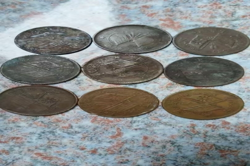 一位来自浙江省金华市的张老师，有一些藏品和很好的老物件，急需找到爱好的收藏家，有意者请联系我。目前藏友老师比较着急，只要您是真心诚意想要收藏，一切好商量。