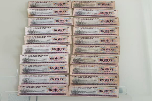 一位来自上海市的周老师，有一些藏品和很好的老物件，急需找到爱好的收藏家，有意者请联系我。目前藏友老师比较着急，只要您是真心诚意想要收藏，一切好商量。