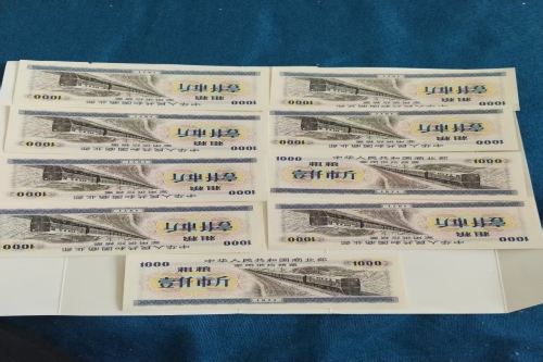 一位来自新疆石河子市的张老师，有一些藏品和老物件，急需出手，有意者联系，价格好商量。