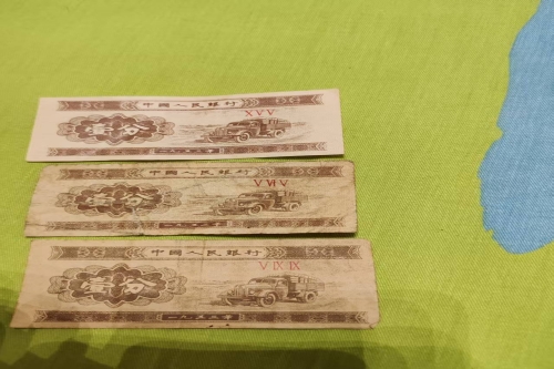 一位来自陕西省的王老师，有一些藏品和老物件，急需出手，有有意者联系，价格好商量。