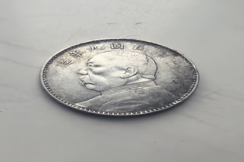 一位来住江西省宜春市的黄老师，有一些藏品和老物件，急需出手，有意者联系，价格好商量。