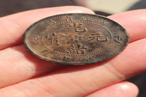 一位来自江苏省苏州市的迮老师，有一些藏品和很好的老物件，急需找到爱好的收藏家，有意者请联系我。目前藏友老师比较着急，只要您是真心诚意想要收藏，一切好商量。