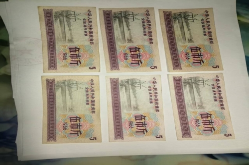 一位来自江苏省无锡市的杨老师，有一些藏品和很好的老物件，急需找到爱好的收藏家，有意者请联系我。目前藏友老师比较着急，只要您是真心诚意想要收藏，一切好商量。