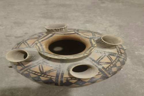 一位来自甘肃省嘉峪关市的张老师，有一些藏品和很好的老物件，急需找到爱好的收藏家，有意者请联系我。目前藏友老师比较着急，只要您是真心诚意想要收藏，一切好商量。