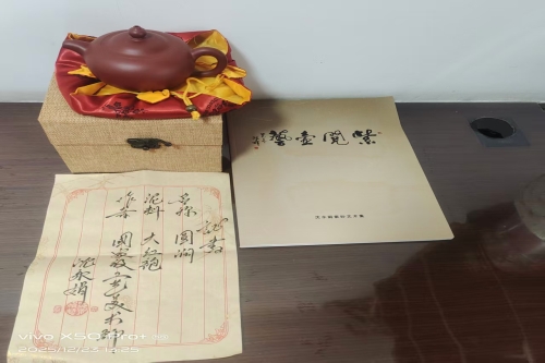 一位来自浙江省的王老师，有一些藏品和老物件，急需出手，有意者联系，价格好商量。 