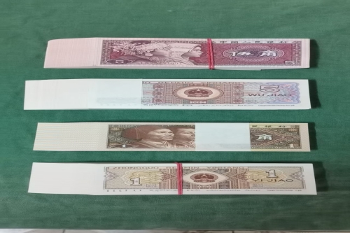 一位来自吉林省四平市的侯老师，有一些藏品和很好的老物件，急需找到爱好的收藏家，有意者请联系我。目前藏友老师比较着急，只要您是真心诚意想要收藏，一切好商量。