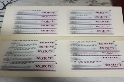 一位来自江苏省南京市的王老师，有一些藏品和老物件，急需出手，有意者联系，价格好商量。