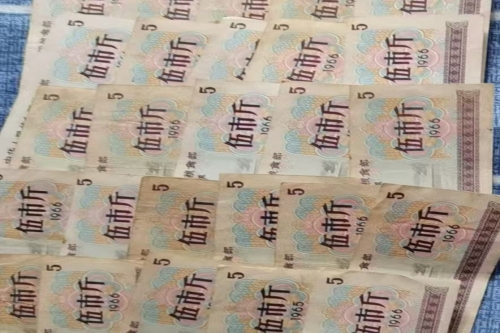 一位来自天津市滨海新区的张老师，有一些藏品和很好的老物件，急需找到爱好的收藏家，有意者请联系我。目前藏友老师比较着急，只要您是真心诚意想要收藏，一切好商量。