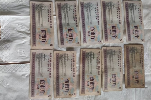 一位来住四川成都得阳市的龚老师，有一些藏品和老物件，急需出手，有意者联系，价格好商量。