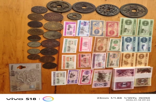 一位来自四川省的杨老师，有一些藏品和很好的老物件，急需找到爱好的收藏家，有意者请联系我。目前藏友老师比较着急，只要您是真心诚意想要收藏，一切好商量。