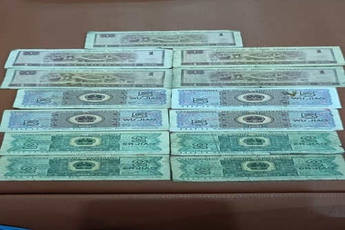 一位来住云南省普洱市的岩老师，有一些藏品和老物件，急需出手，有意者联系，价格好商量。