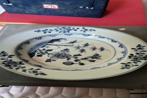 一位来住北京市丰台区的申老师，有一些藏品和老物件，急需出手，有意者联系，价格好商量。