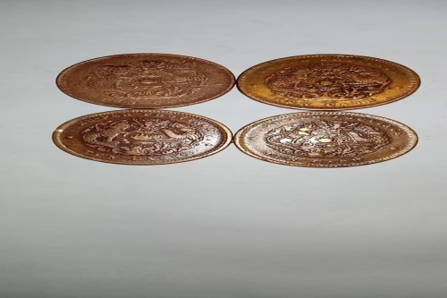  一位来自无锡市的袁老师，有一些藏品和老物件，急需出手，有意者联系，价格好商量。