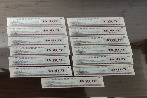 一位来自浙江省的王老师，有一些藏品和老物件，急需出手，有意者联系，价格好商量。 