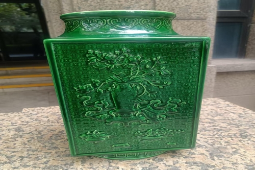 一位来自浙江省杭州市的周老师，有一些藏品和很好的老物件，急需找到爱好的收藏家，有意者请联系我。目前藏友老师比较着急，只要您是真心诚意想要收藏，一切好商量。