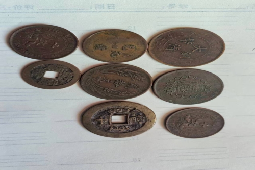 一位来自内蒙古阿拉善左旗的章老师，有一些藏品和很好的老物件，急需找到爱好的收藏家，有意者请联系我。目前藏友老师比较着急，只要您是真心诚意想要收藏，一切好商量。