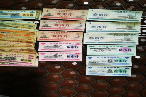 一位来吉林省吉林市的刘老师，有一些藏品和老物件，急需出手，有意者联系，价格好商量。