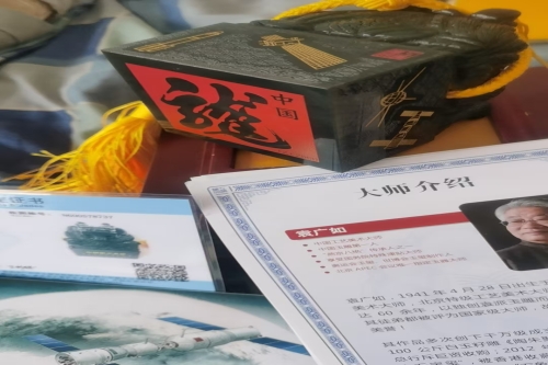 一位来自河北省廊坊市的秦老师，有一些藏品和很好的老物件，急需找到爱好的收藏家，有意者请联系我。目前藏友老师比较着急，只要您是真心诚意想要收藏，一切好商量。