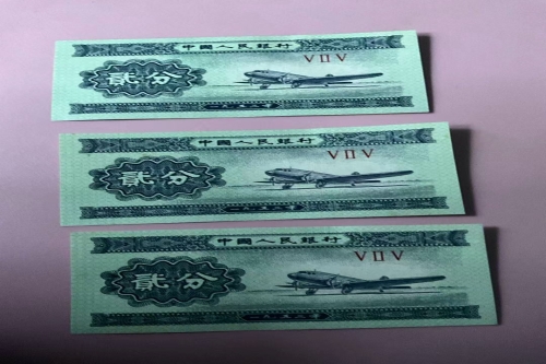 一位来自湖北省襄阳市的王老师，有一些藏品和很好的老物件，急需找到爱好的收藏家，有意者请联系我。目前藏友老师比较着急，只要您是真心诚意想要收藏，一切好商量。