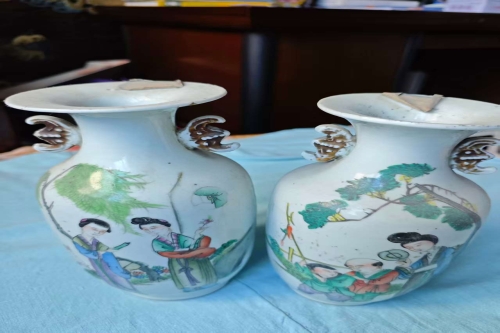 一位来住陕西省西安市的周老师。有一些藏品和老物件，急需出手，有意者联系，价格好商量。