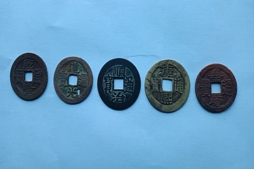 一位来自江西省萍乡市的赖老师，有一些藏品和很好的老物件，急需找到爱好的收藏家，有意者请联系我。目前藏友老师比较着急，只要您是真心诚意想要收藏，一切好商量。