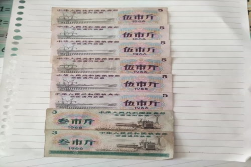 一位来自江苏省扬州市的陆老师，有一些藏品和老物件，急需出手，有意者联系，价格好商量。