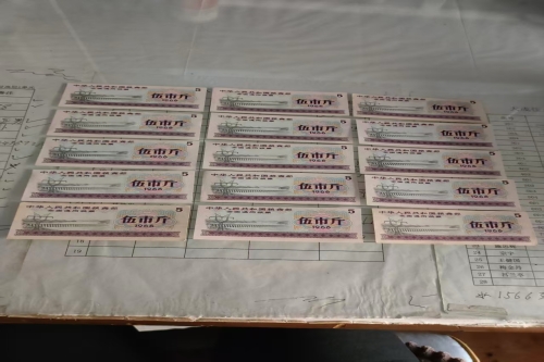 一位来自黑龙江省哈尔滨市的王老师，有一些藏品和老物件，急需出手，有意者联系，价格好商量。