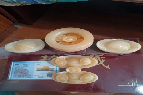 一位来自陕西省汉中市的李老师，有一些藏品和很好的老物件，急需找到爱好的收藏家，有意者请联系我。目前藏友老师比较着急，只要您是真心诚意想要收藏，一切好商量。