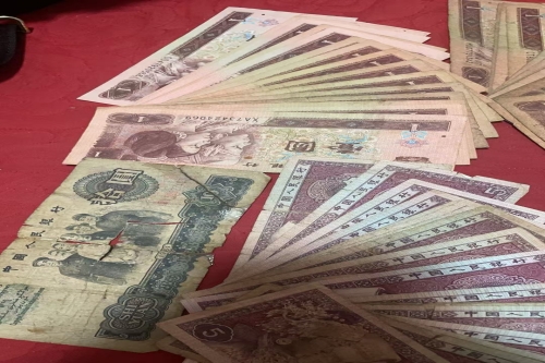 一位来自湖南省郴州市的江老师，有一些藏品和很好的老物件，急需找到爱好的收藏家，有意者请联系我。目前藏友老师比较着急，只要您是真心诚意想要收藏，一切好商量。