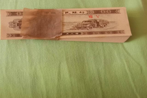 一位来自黑龙江省鸡西市的周老师，有一些藏品和很好的老物件，急需找到爱好的收藏家，有意者请联系我。目前藏友老师比较着急，只要您是真心诚意想要收藏，一切好商量。