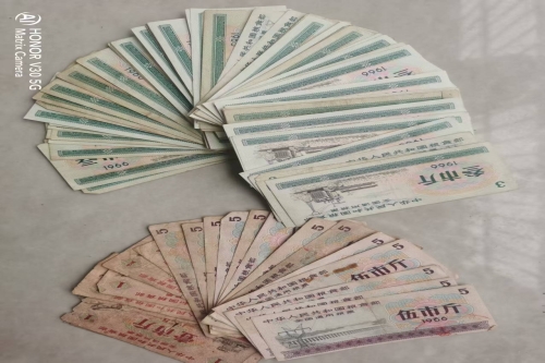 一位来自四川省宜宾市的郑老师，有一些藏品和很好的老物件，急需找到爱好的收藏家，有意者请联系我。目前藏友老师比较着急，只要您是真心诚意想要收藏，一切好商量