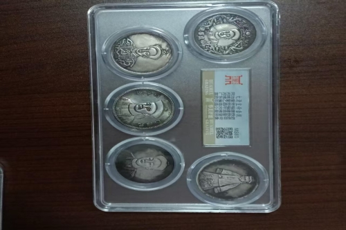 一位来自四川省的刘老师，有一些藏品和很好的老物件，急需找到爱好的收藏家，有意者请联系我。目前藏友老师比较着急，只要您是真心诚意想要收藏，一切好商量。