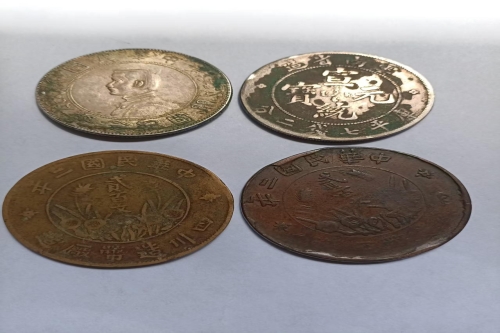 一位来住四川省乐山市的毛老师。有一些藏品和老物件，急需出手，有意者联系，价格好商量。