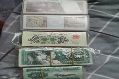 一位来自湖北省的朱老师，有一些藏品和很好的老物件，急需找到爱好的收藏家，有意者请联系我。目前藏友老师比较着急，只要您是真心诚意想要收藏，一切好商量。