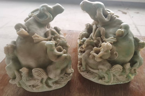 一位来自四川省宜宾市的郑老师，有一些藏品和很好的老物件，急需找到爱好的收藏家，有意者请联系我。目前藏友老师比较着急，只要您是真心诚意想要收藏，一切好商量。