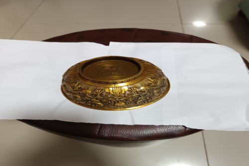 一位来自广东省佛山市禅城区华新路的张老师，有一些藏品和很好的老物件，急需找到爱好的收藏家，有意者请联系我。目前藏友老师比较着急，只要您是真心诚意想要收藏，一切好商量。