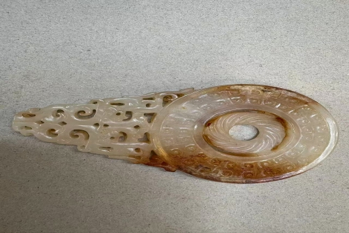 一位来自香港九龍的吴老师，有一些藏品和老物件，急需出手，有意者联系，价格好商量。